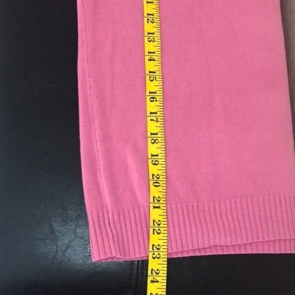 V-neck pullover Sweater Size Medium - Picture 7 of 8